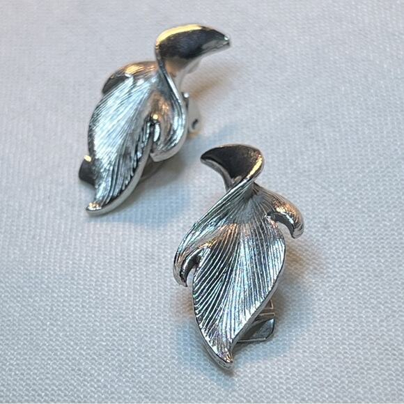 JUDY LEE VINTAGE 1950 MID CENTURY FAUX SILVER CURVY LEAF CLIP ON EARRINGS - Picture 1 of 11